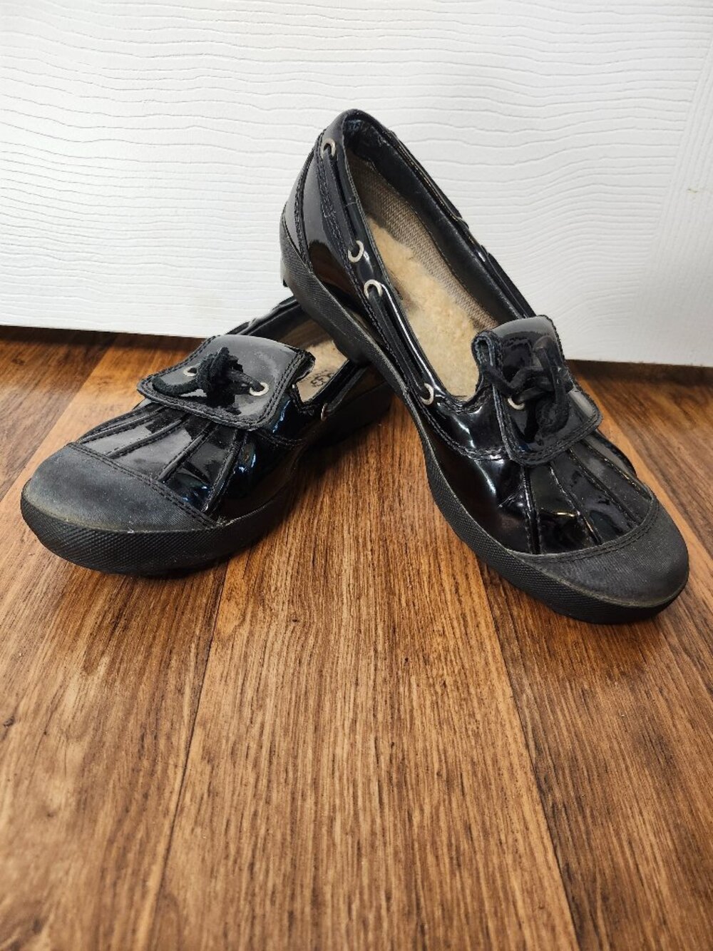 UGG Australia Black Patent Ashdale 1901 Sheepskin Insole Duck Boots Size 7.5